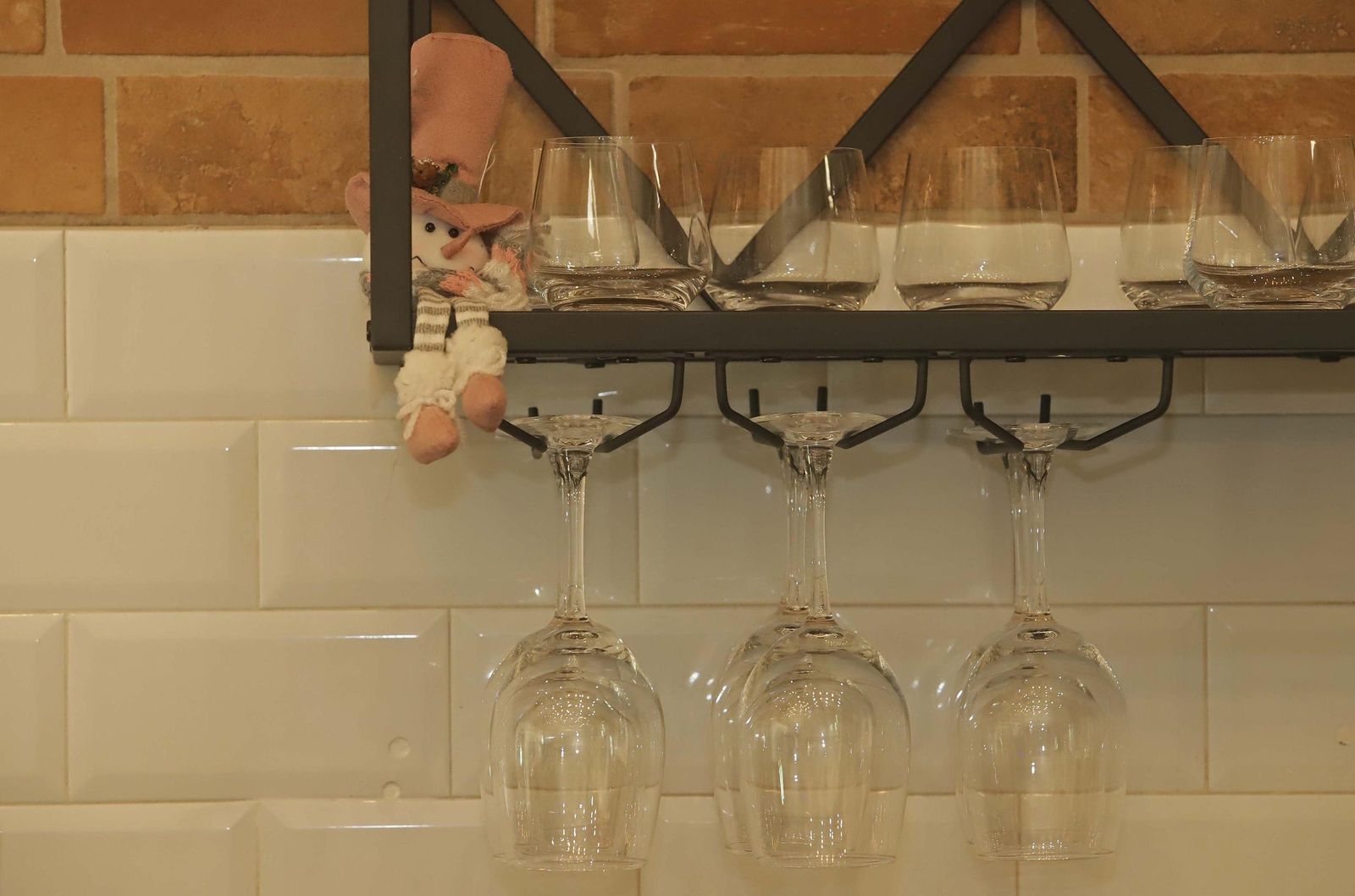 Mariana Cardoso prepara bombones rellenos artesanos en 'El lugar que no existe', en imágenes