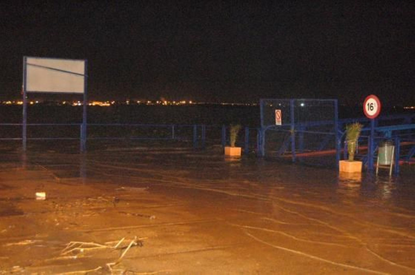 Muelle de Ayamonte inundado.