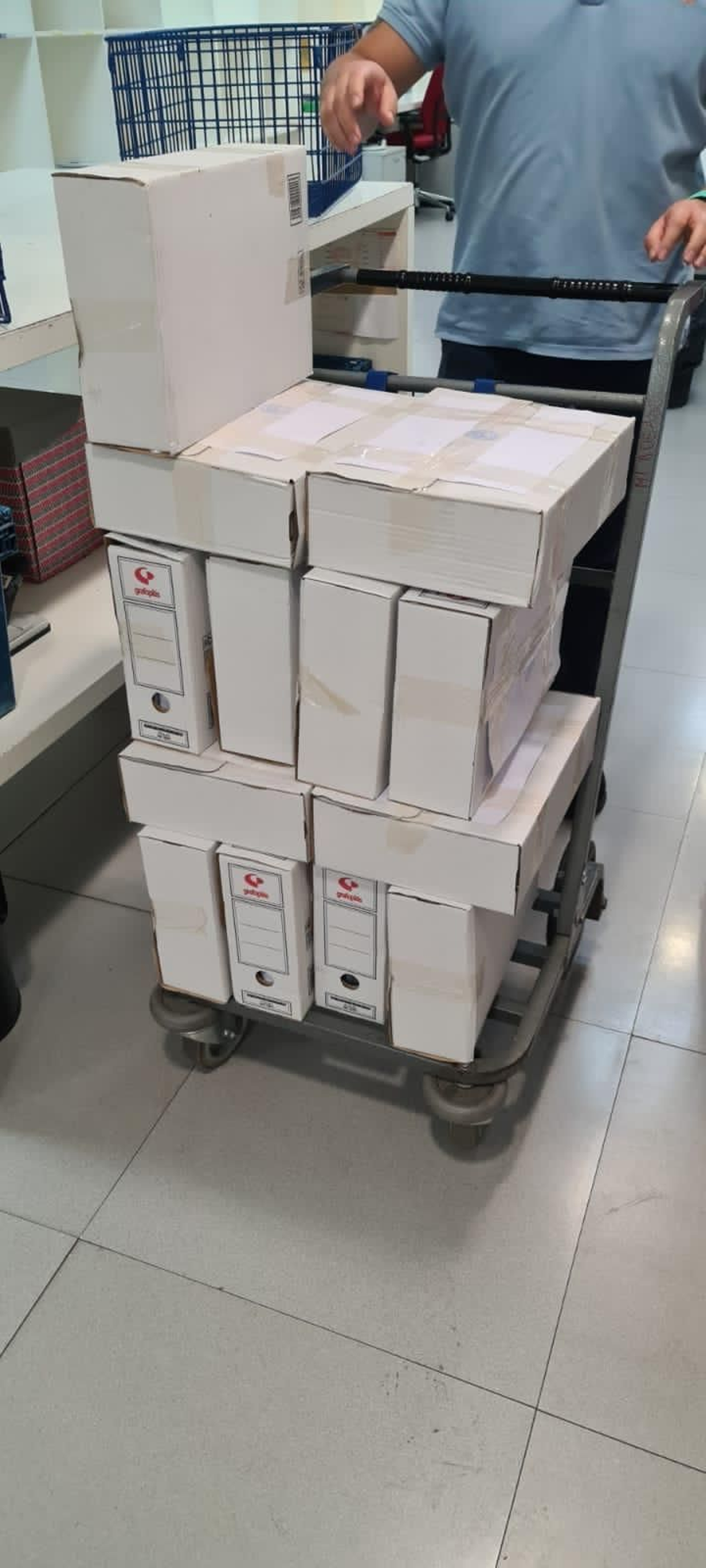 Trece de las 20 cajas de votos de accionistas entregados a Abengoa mediante un notario.