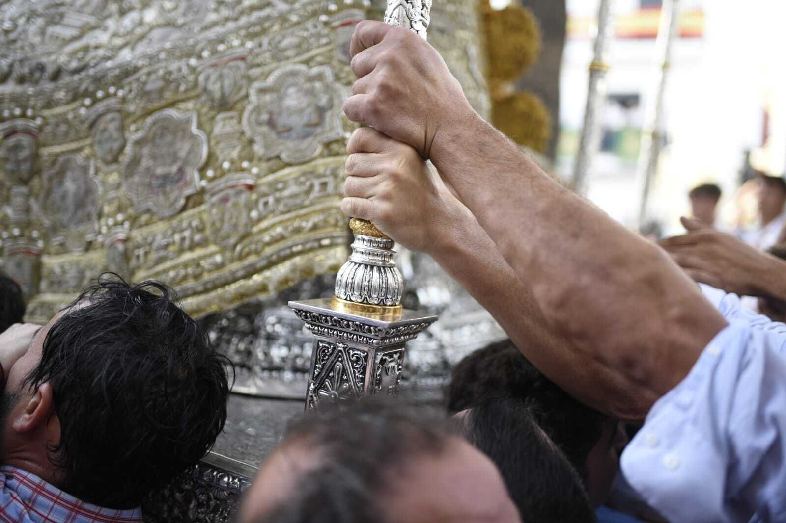 La Virgen del Rocío avanza por las calles de Almonte, en imágenes