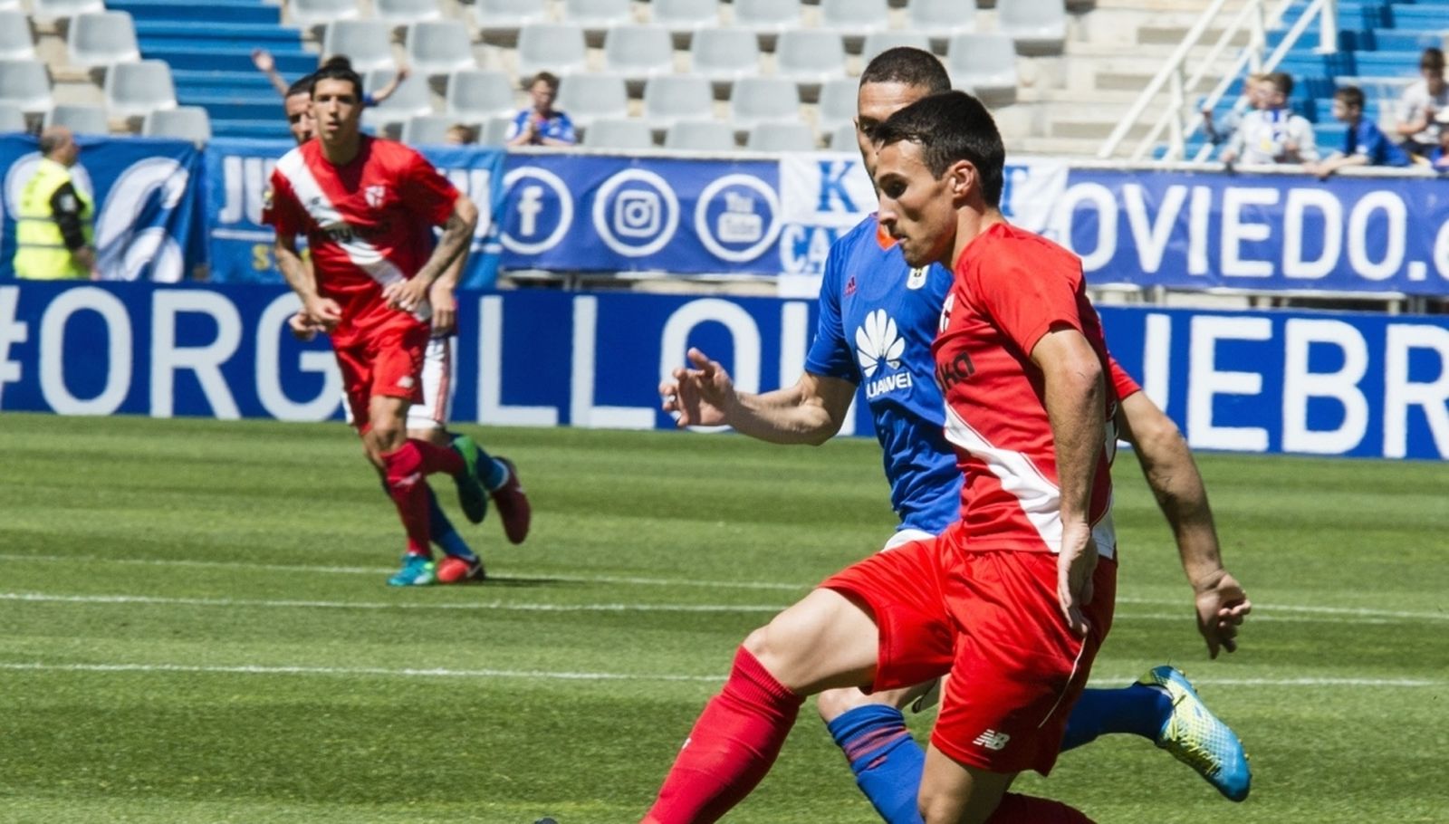 Un lance del partido entre el Oviedo y el Sevilla Atlético.