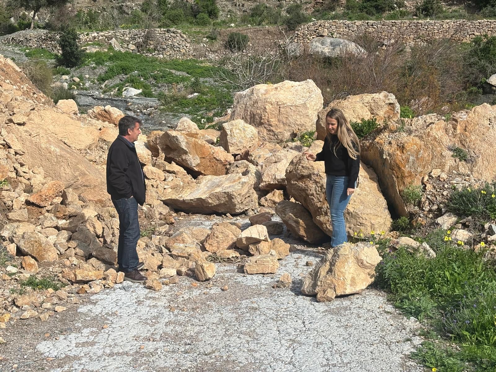 La alcaldesa de Castell de Ferro junto con los desprendimientos en La Rijana