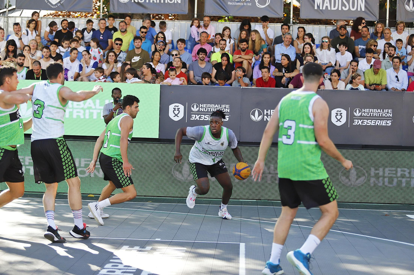 Imágenes del circuito Herbalife 3x3 de baloncesto en la Plaza de Las Monjas de Huelva