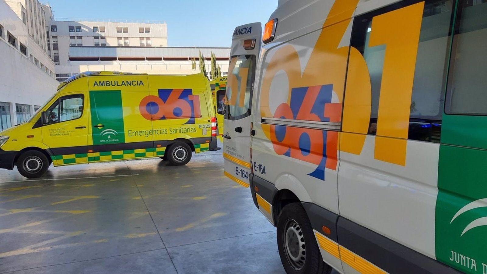 Ambulancias de EPES a la puerta de un hospital.