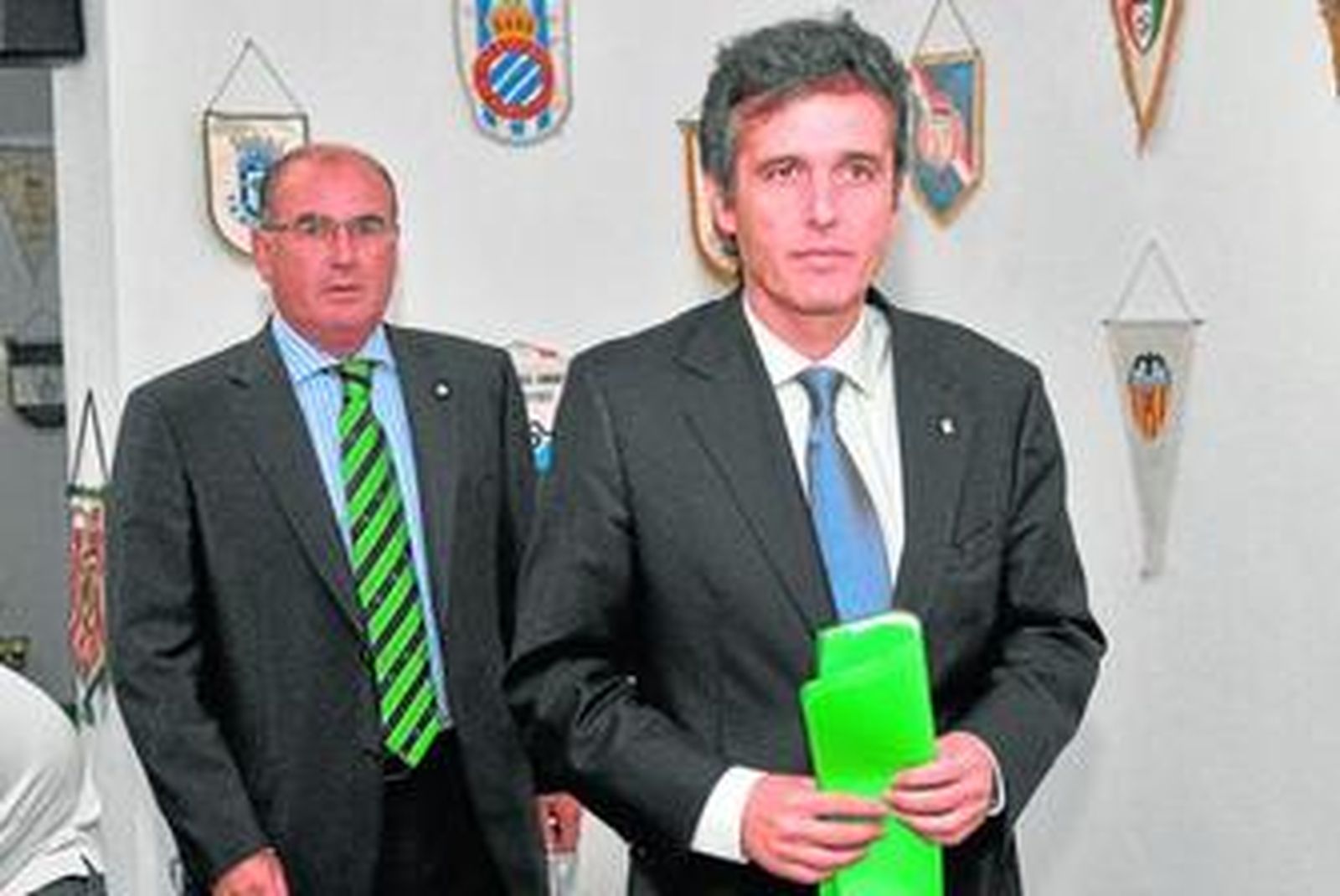 Los abogados Manuel Castaño y Jaime Rodríguez-Sacristán, cuando éste se presentó como nuevo presidente del Betis.