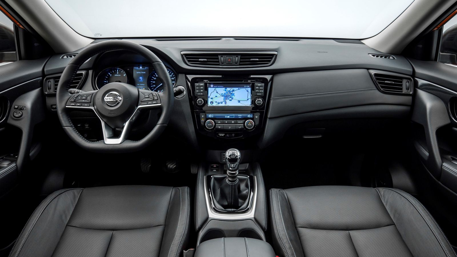 En el interior comprobamos la llegada de un nuevo volante y mejores acabados.