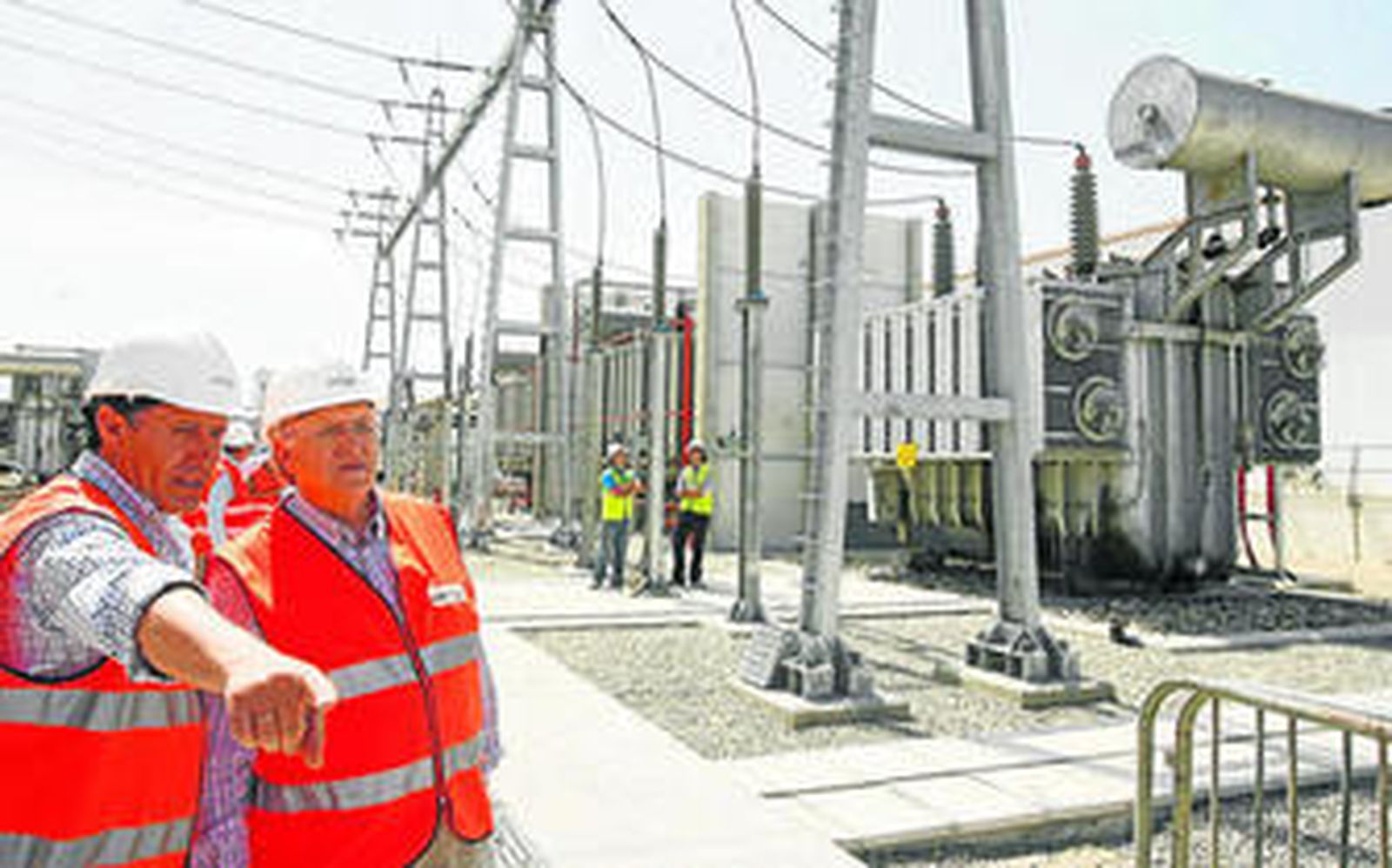 José Blas Fernández, a la derecha, acompañado de un técnico municipal a las obras de la central térmica de la Zona Franca.
