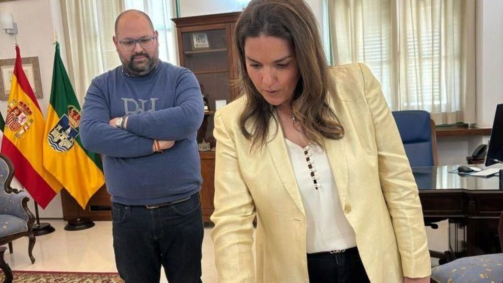 La nueva cargo de confianza de Comunicación, Goretti Domecq, tomando posesión de su cargo en presencia de Javier Bello.