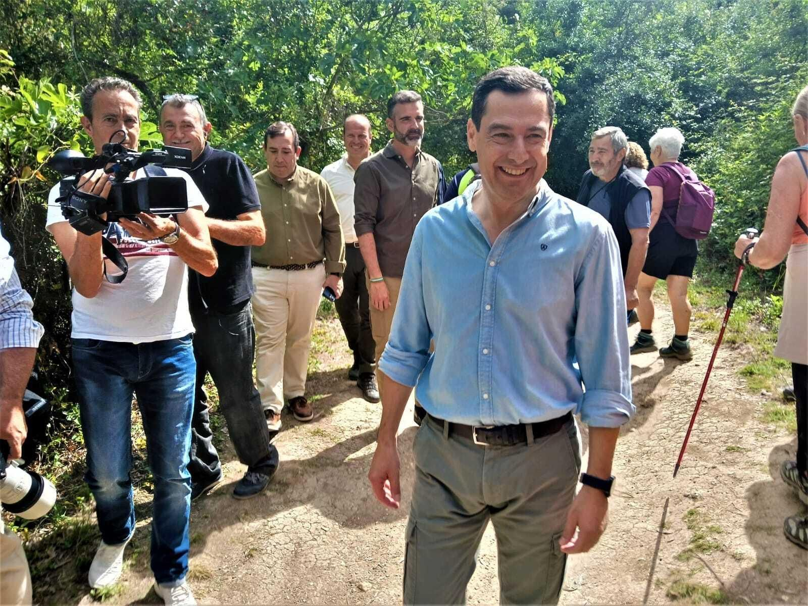 Juanma Moreno en el sendero del río Majaceite