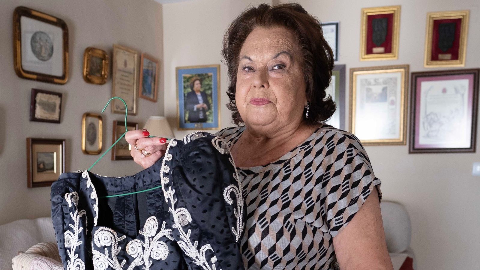 Pepa Borrego mostrando el traje de goyesca que llevó cuando fue presidenta de las goyescas