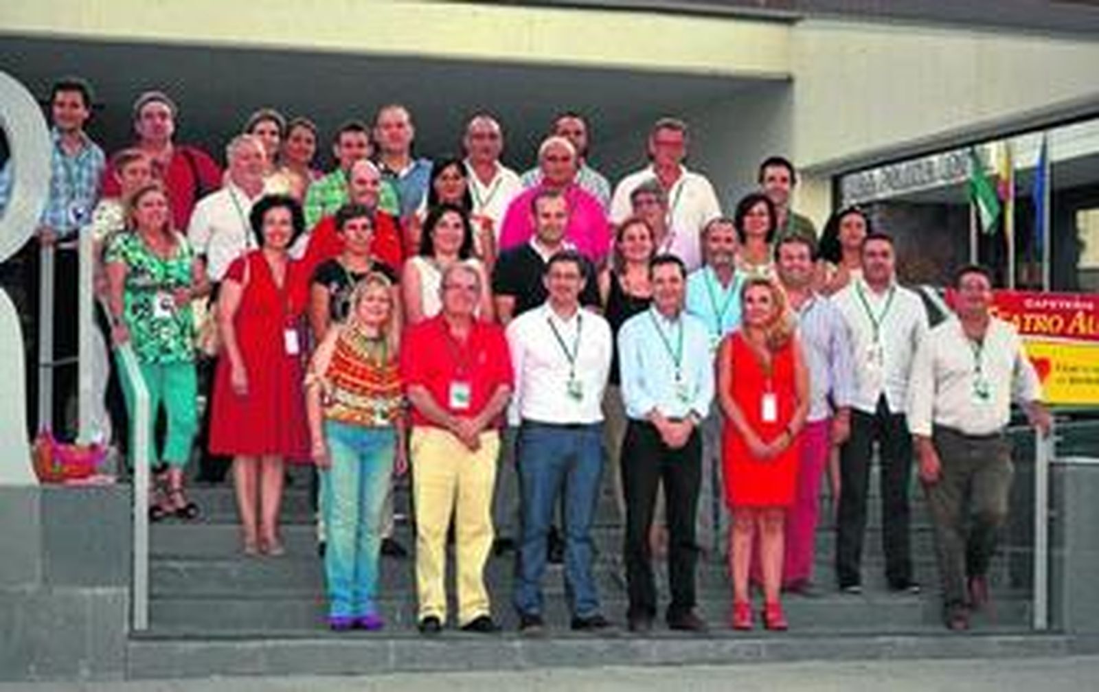 José Luis Sánchez Teruel rodeado por los integrantes de la nueva Ejecutiva Provincial del PSOE de Almería.