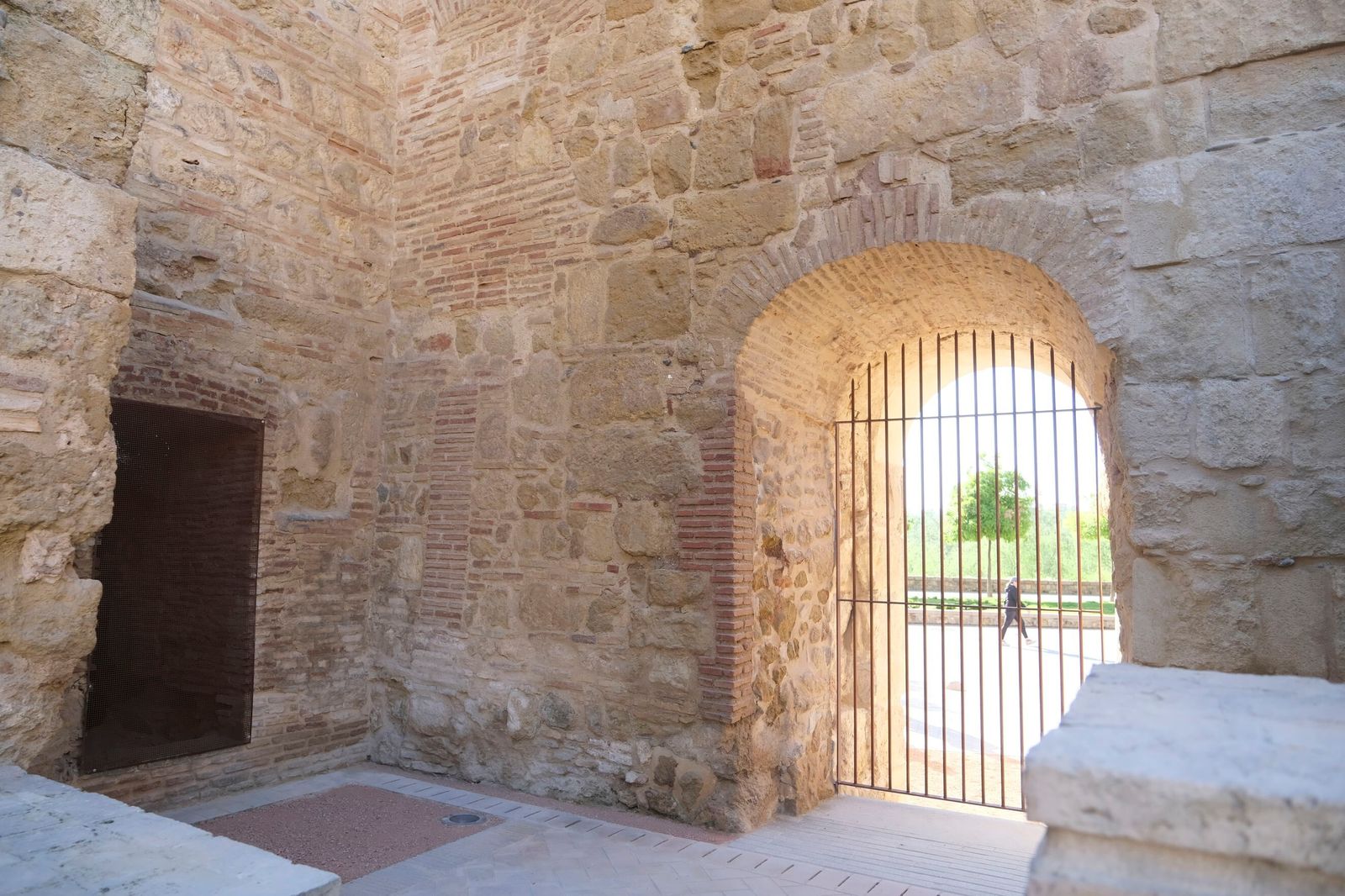 La puerta almohade del Alcázar, ya restaurada