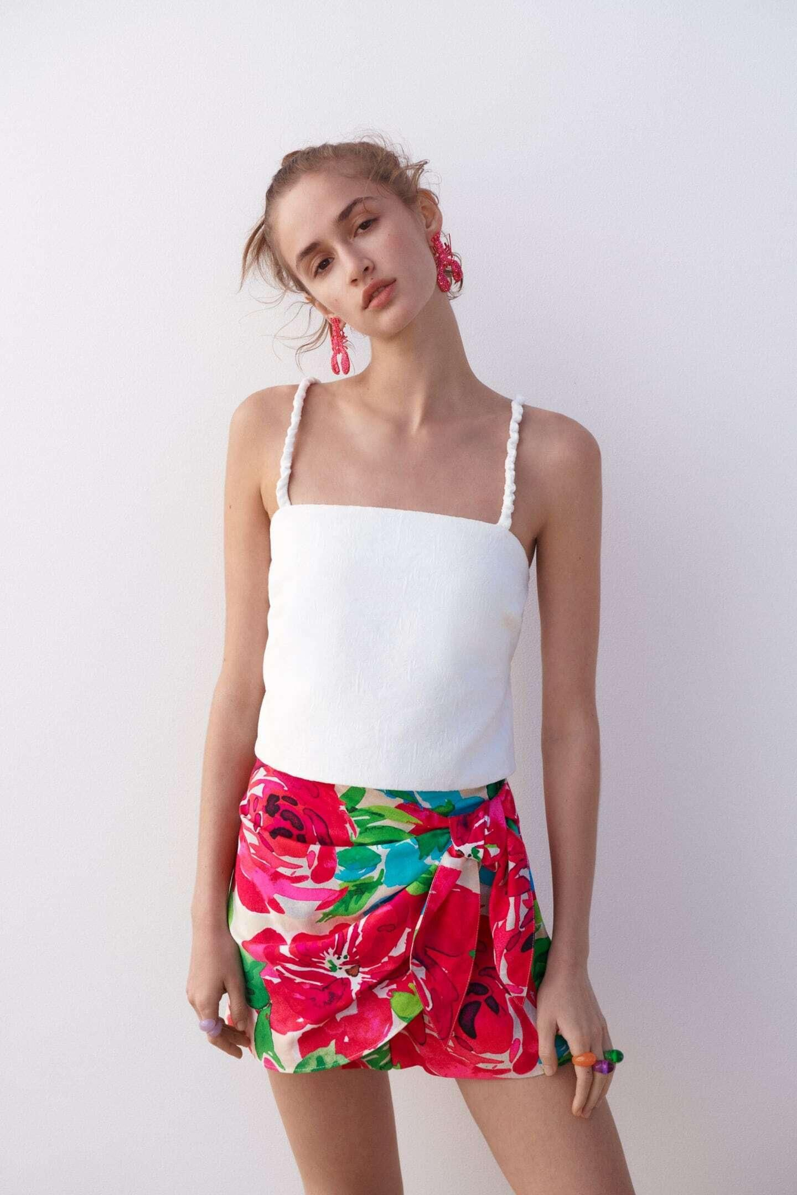 Falda pantalón con estampado de flores de  Zara
