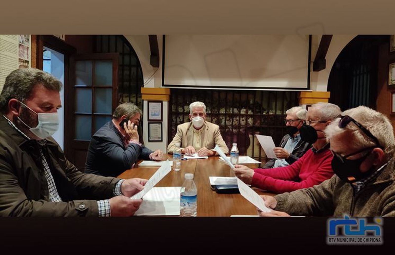 La primera reunión de la comisión organizadora del centenario de la Cooperativa Católico Agrícola de Chipiona.