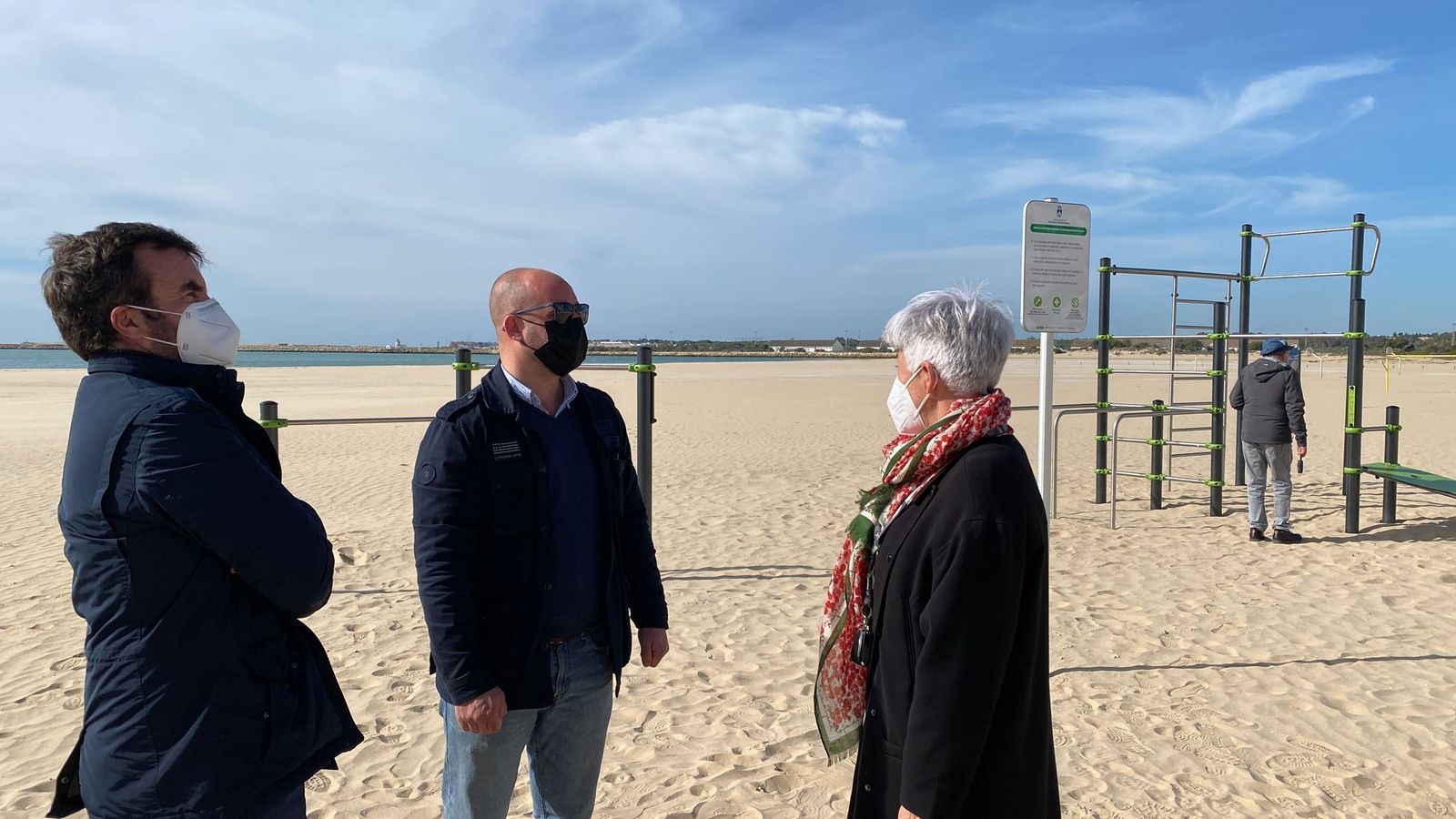 El alcalde y el concejal de Medio Ambiente,  junto al circuito para la práctica deportiva.