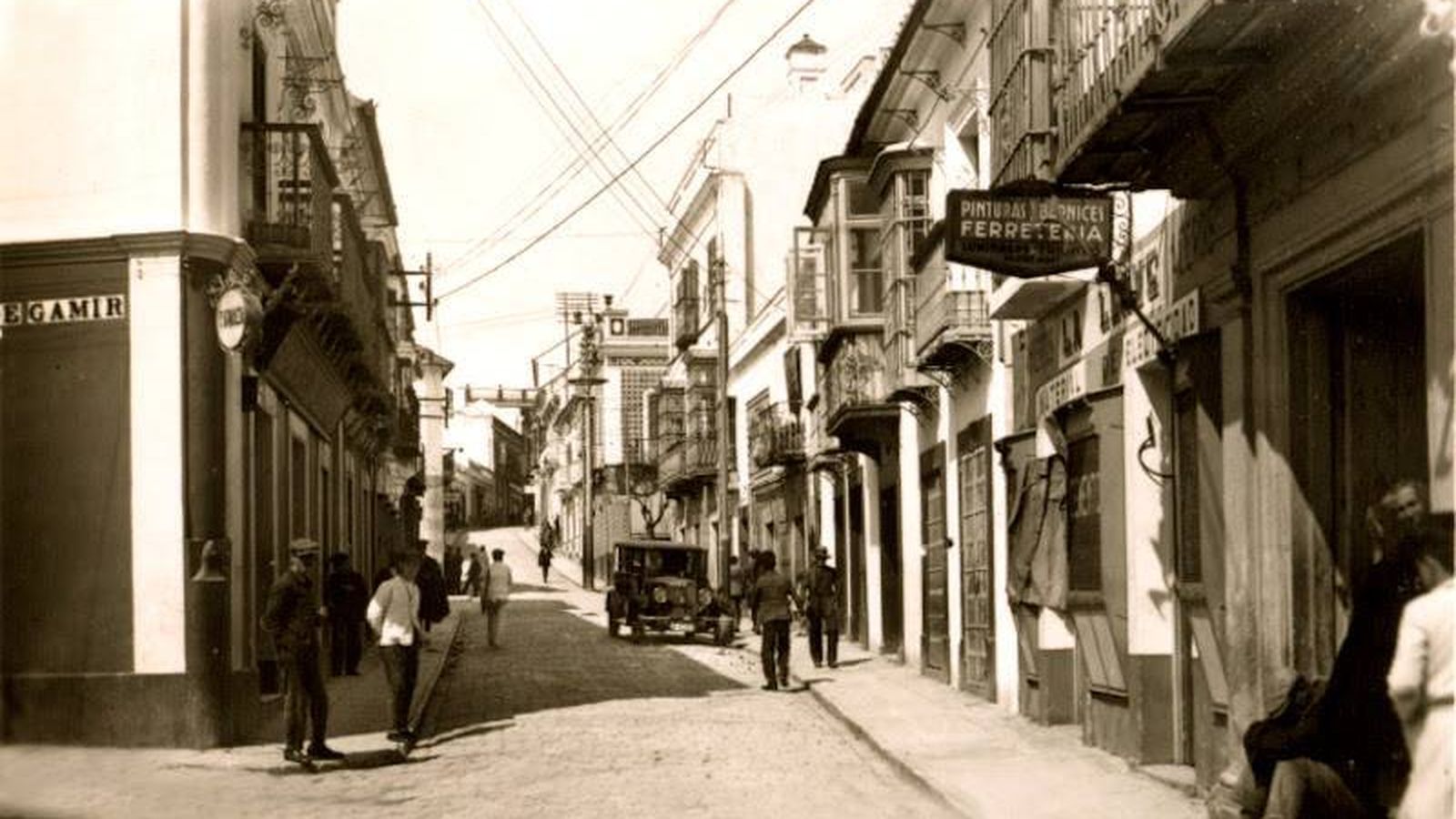 A la izquierda, la calle de las Huertas.