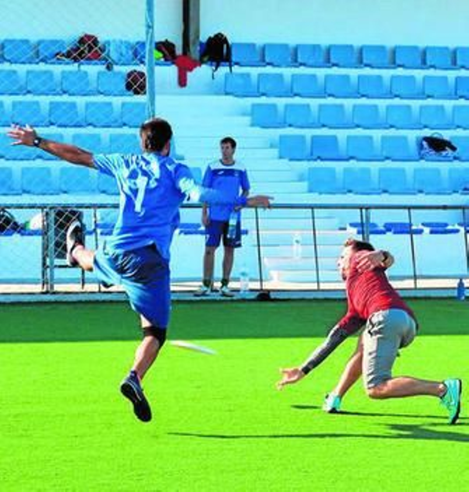 Un jugador de 'Granayd' lanza ante la oposición de un rival. Un jugador de 'Granayd' lanza ante la oposición de un rival.