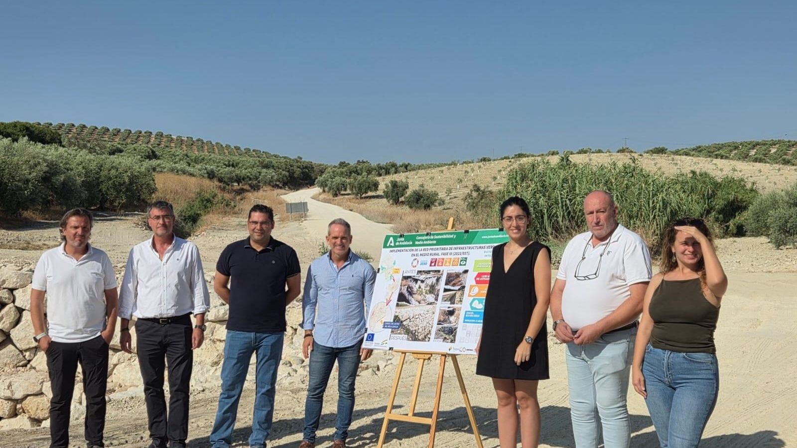 El delegado territorial de Sostenibilidad y Medio Ambiente, Rafael Martínez, el alcalde de Espejo, Florentino Santos, miembros del Ayuntamiento de Castro del Río y responsables de la empresa ejecutora Tragsa en la inauguración El delegado territorial de Sostenibilidad y Medio Ambiente, Rafael Martínez, el alcalde de Espejo, Florentino Santos, miembros del Ayuntamiento de Castro del Río y responsables de la empresa ejecutora Tragsa en la inauguración