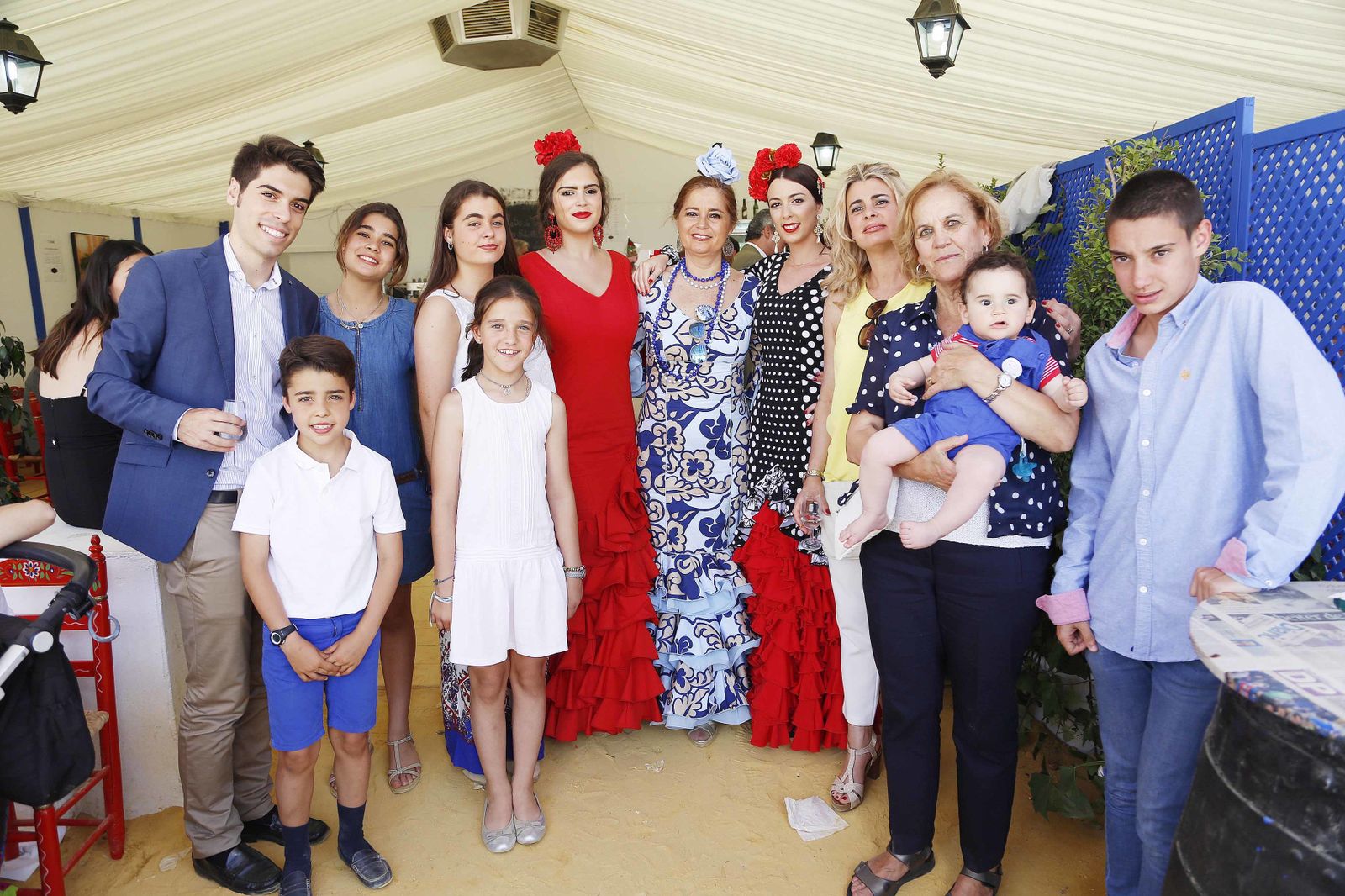 Isa Lora, Miguel y Clara Navas Lora, Inma Malvido, Sara, Carla y David Fernández Malvido, Diana Andrades, Graciela Argudo, Carmen Fernández con Izan Pardal, y Tomás Valiente Gordillo.