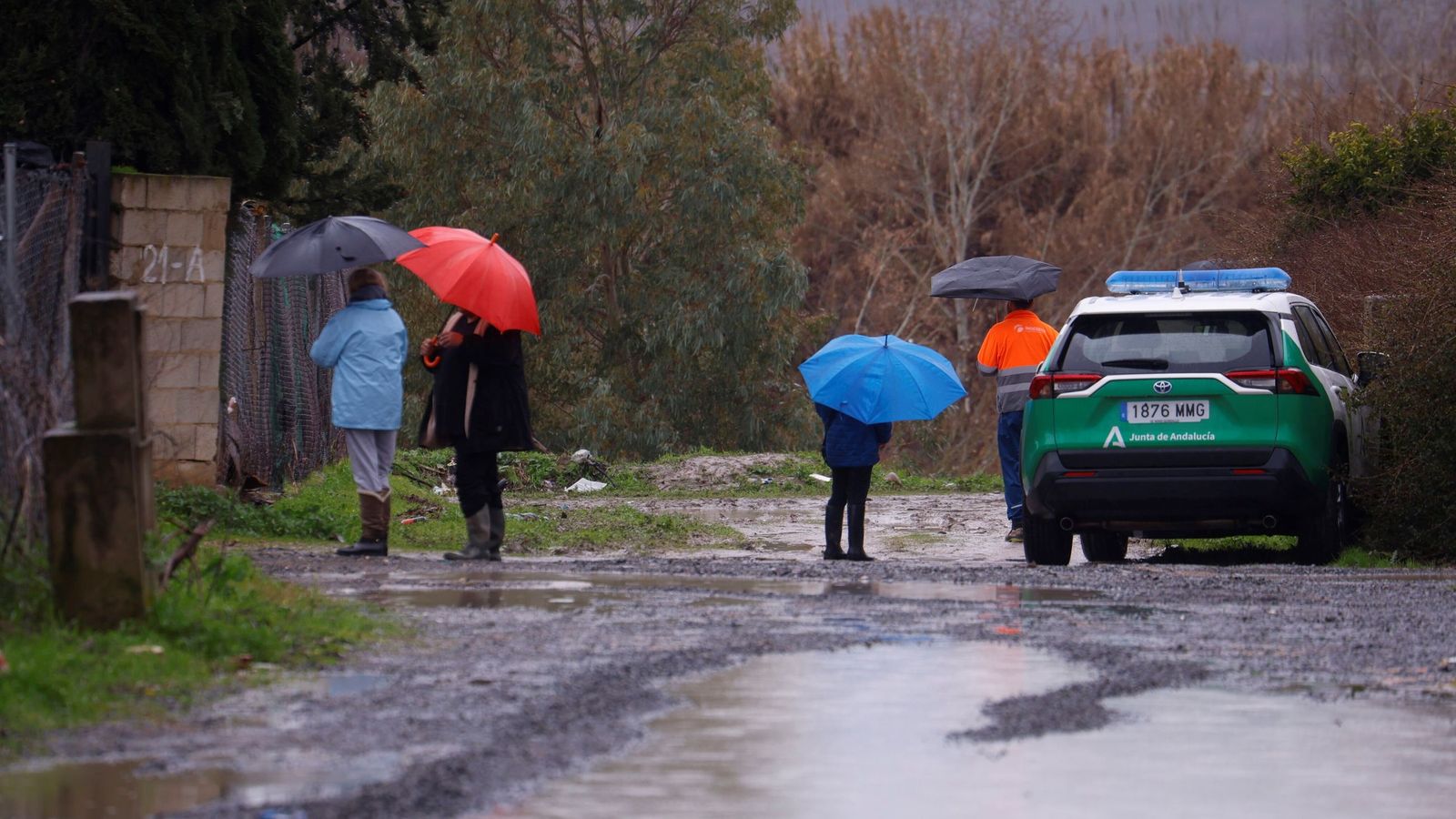 Vecinos de Guadalvalle junto a servicios de emergencias.