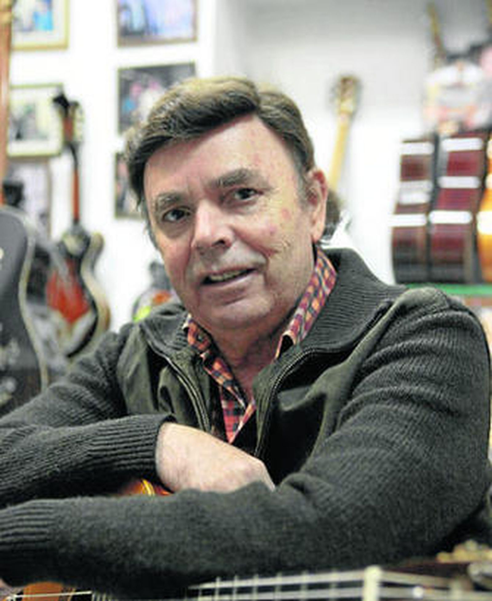 José Luis Postigo, en la parte de su casa que quiere convertir en museo de la Guitarra.