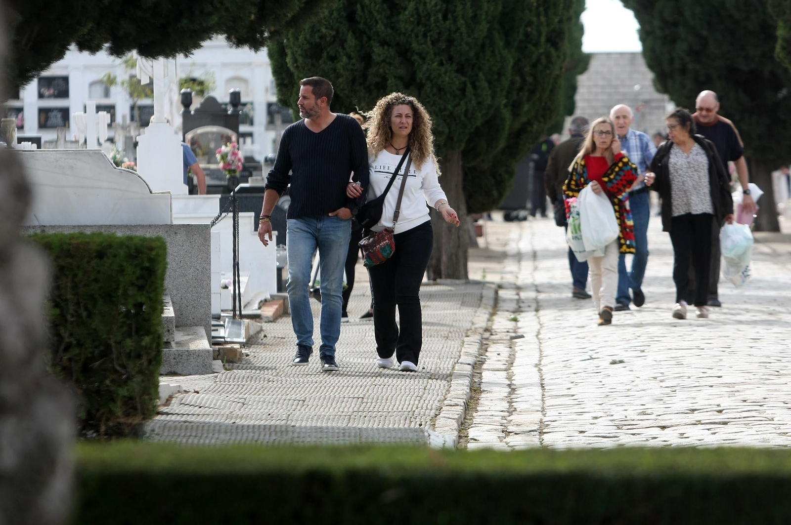 Imágenes del ambiente en el cementerio La Soledad, Huelva