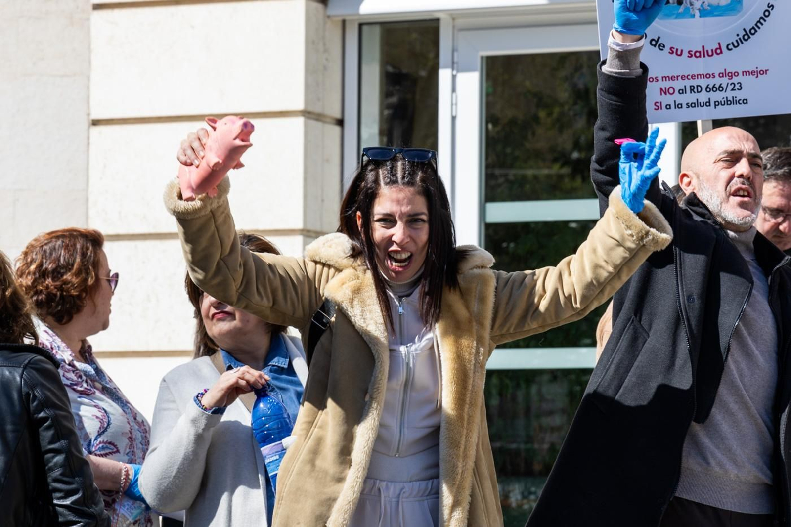 Concentración de veterinarios en protesta contra el real decreto 666/2023