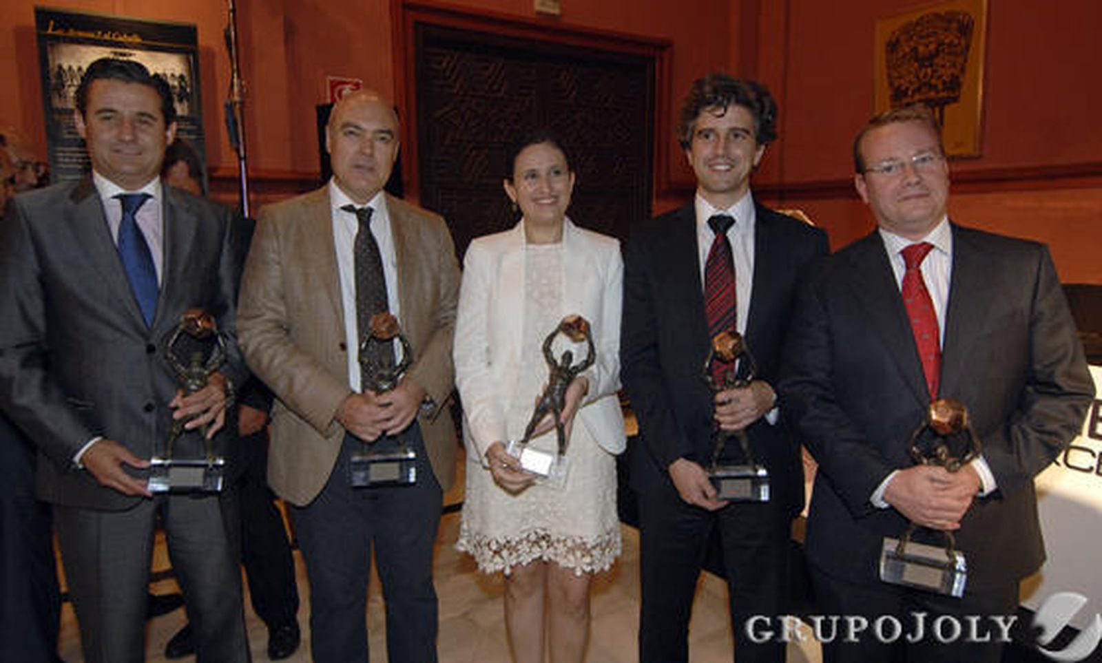 Los cinco representantes de las empresas premiadas por Grupo Joly y La Caixa: José María Cantarero, presidente de Laboratorios Bio-Dis; Antonio Martín, director general de Bleninser; María José González, directora general de Almeida Viajes; José María Terrés, director ejecutivo de Oritia & Boreas; e Iñaki Mielgo, presidente ejecutivo de Pevesa Biotech.  Foto: Juan Carlos Vázquez y Manuel Gómez