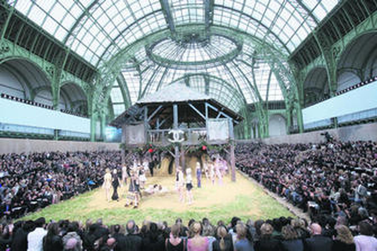 1. Vista general del Grand Palais, escenario de la Semana de la Moda de París, durante el desfile de Chanel. 2. El diseñador Karl Lagerfeld salió a saludar. 3. Uno de los modelos de Chanel mostrados ayer. 4. El cantante Prince, incondicional de Chanel. 5. La modelo Claudia Schiffer tampoco se perdió el desfile de Chanel.