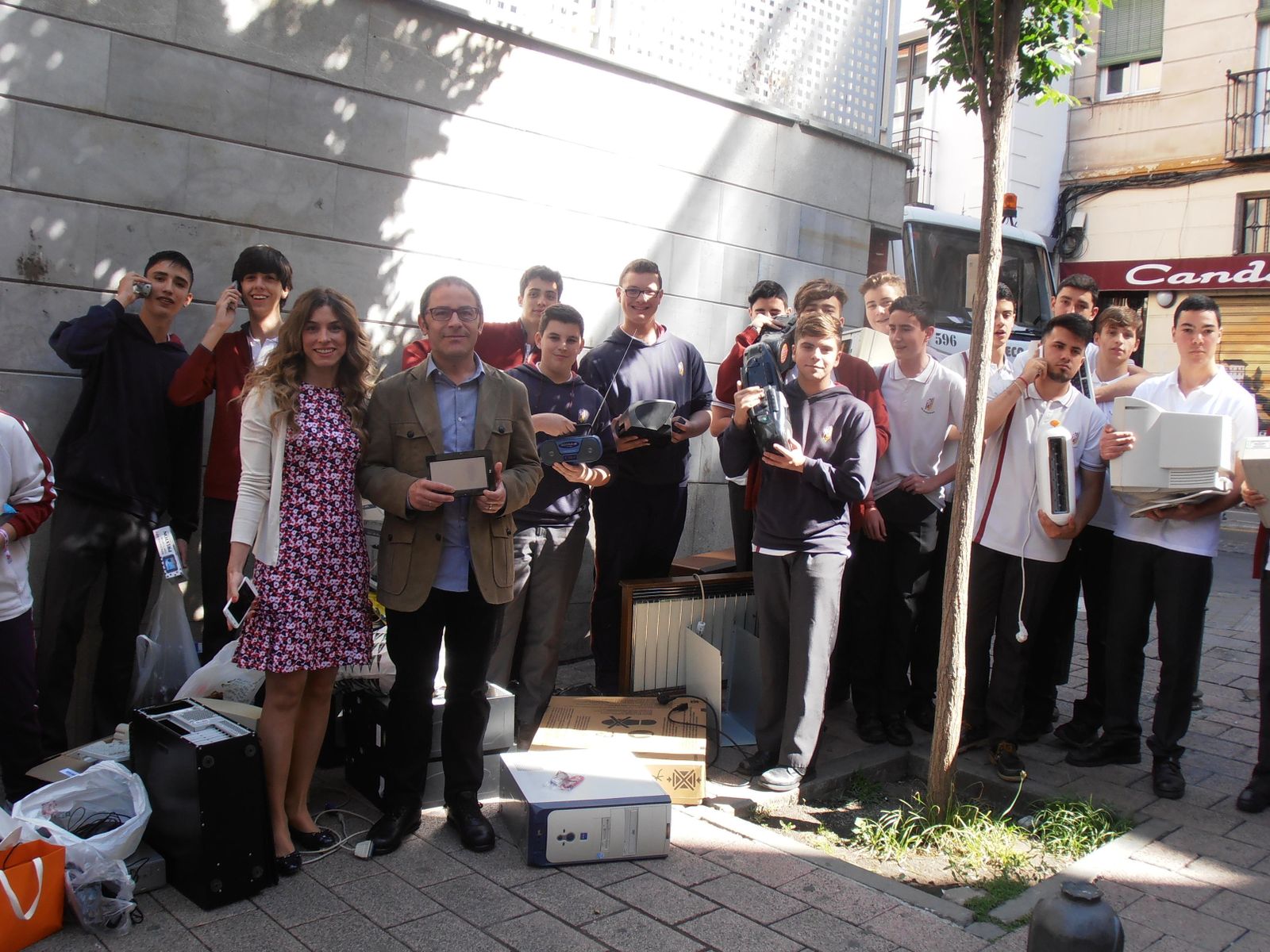 Los escolares tratan de reducir el impacto ambiental de estos residuos.