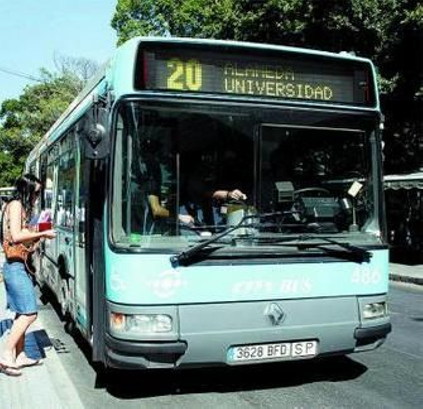La línea 20 es una de las que pasa cerca de la Ciudad de la Justicia. La línea 20 es una de las que pasa cerca de la Ciudad de la Justicia.