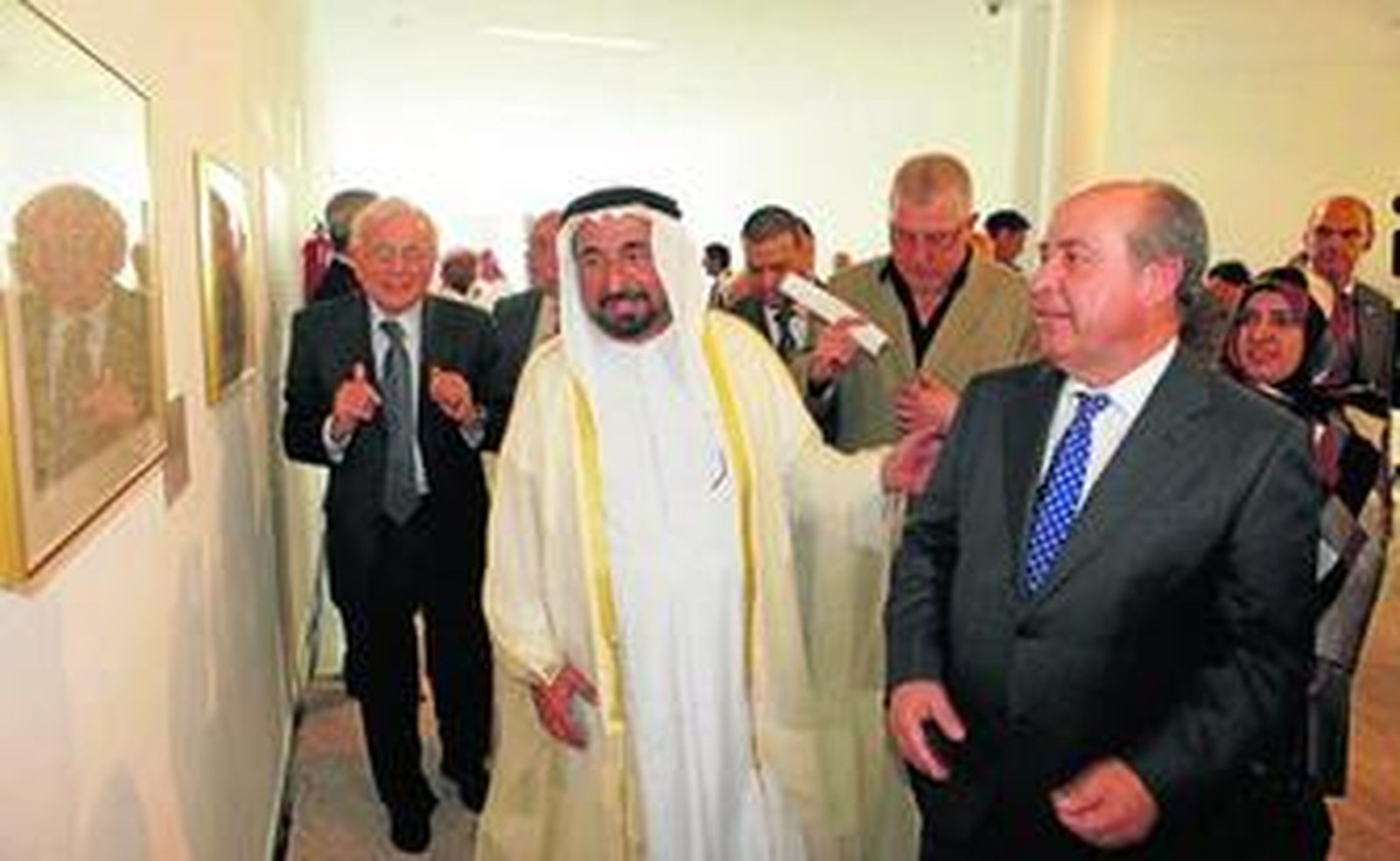 1. Los representantes instituciones visitaron la exposición. 2. Sheik bin Muhammad Al Qassimi, durante la inauguración ayer de la muestra. 3. La muestra reúne piezas exclusivas de gran valor.    4. Una muestra de los trajes típicos del país del Golfo Pérsico. 5. Músicos de Sharjah ofrecen una pequeña actuación en el Ayuntamiento. 6. El sultán de Sharjah con el presidente de CajaGranada, Antonio Jara. 7. Un ejemplo del arte de la caligrafía árabe.