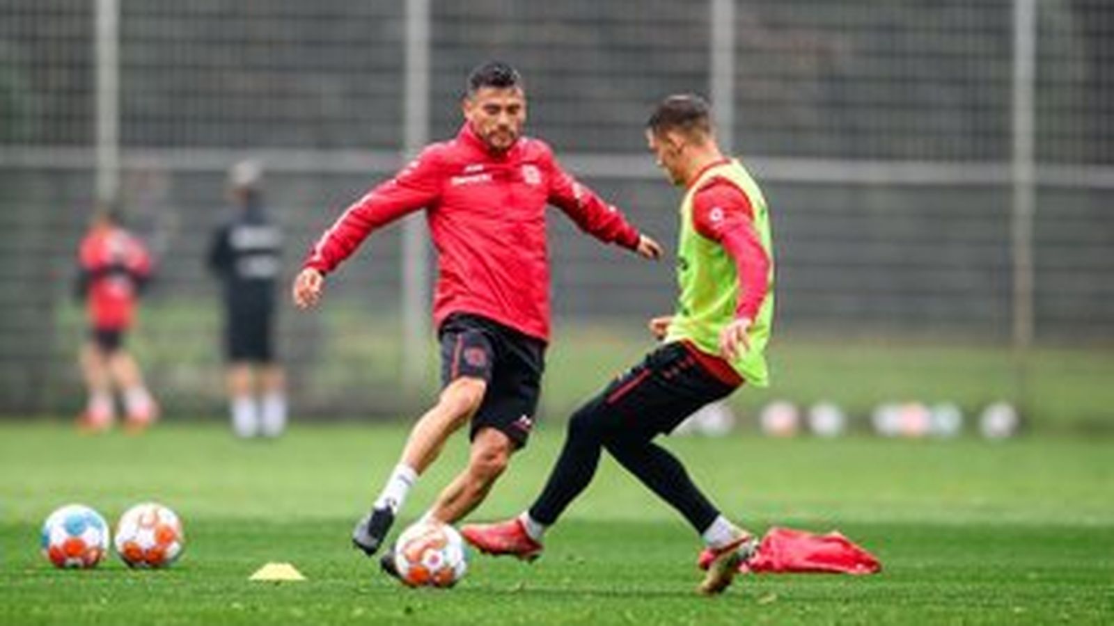 Aránguiz, en un entrenamiento con el Leverkusen.