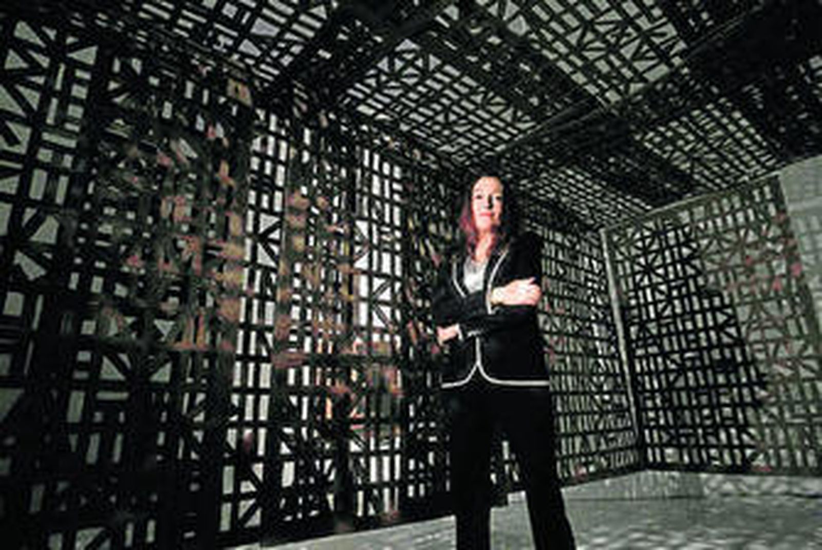 Cristina Iglesias, en el Reina Sofía junto a su obra 'Corredor suspendido'.