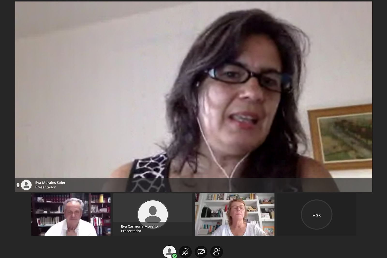 Eva Morales, arquitecta durante la ponencia en el marco del curso de verano sobre emprendimiento social