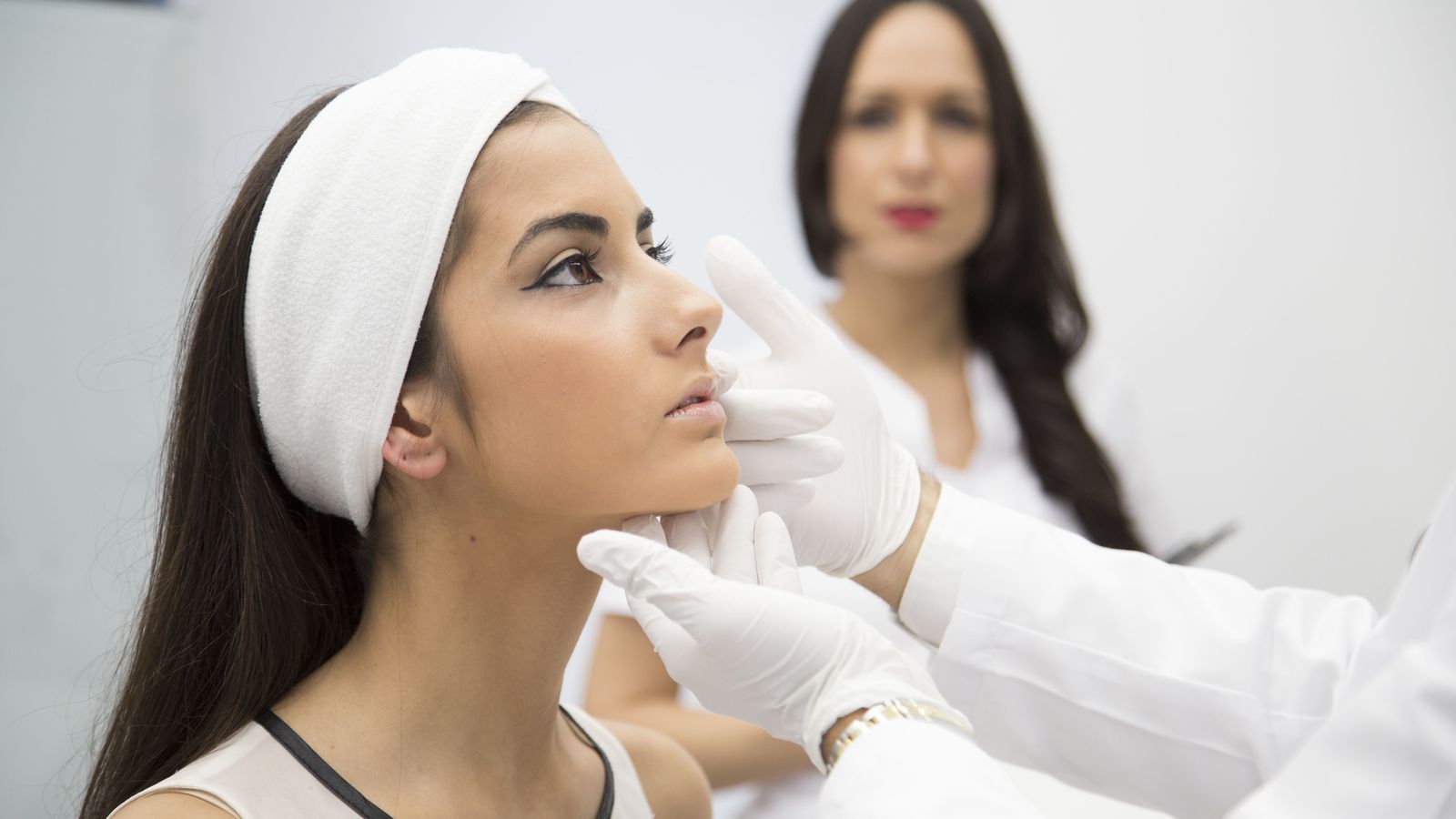 El colágeno es laclave, así como consumir un litro de agua diario, vitamina C y carotenoides (zanahoria, tomate...).
