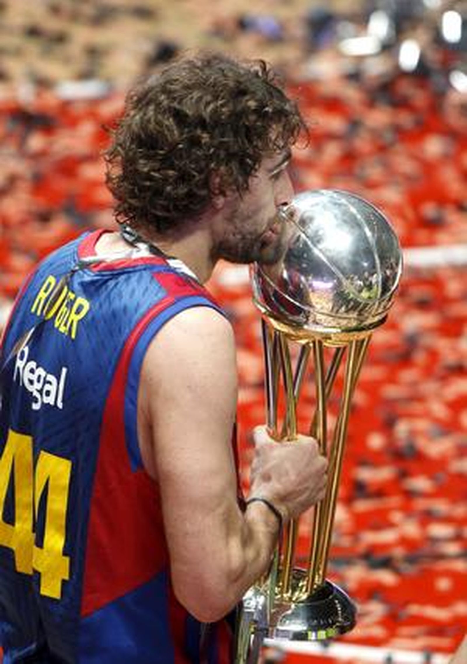 El Barcelona vence en la final de la Copa del Rey ante el Real Madrid por segundo año consecutivo  (68-60). / EFE