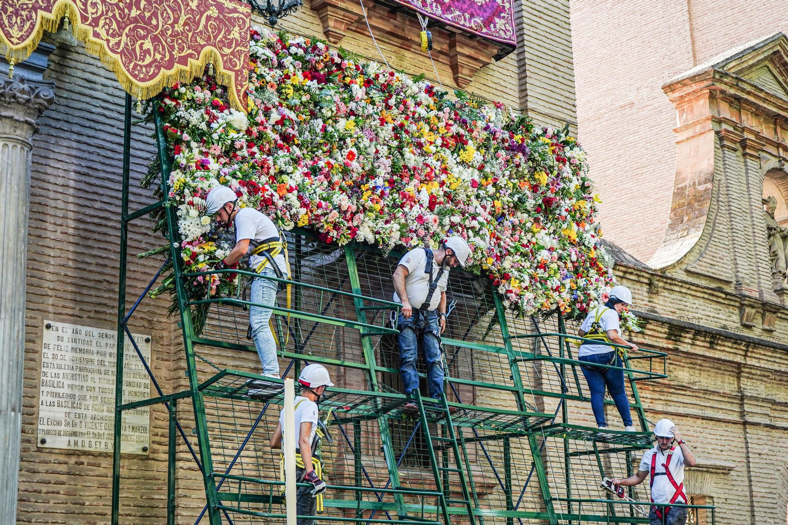 Así ha sido la la tradicional ofrenda a la patrona de Granada