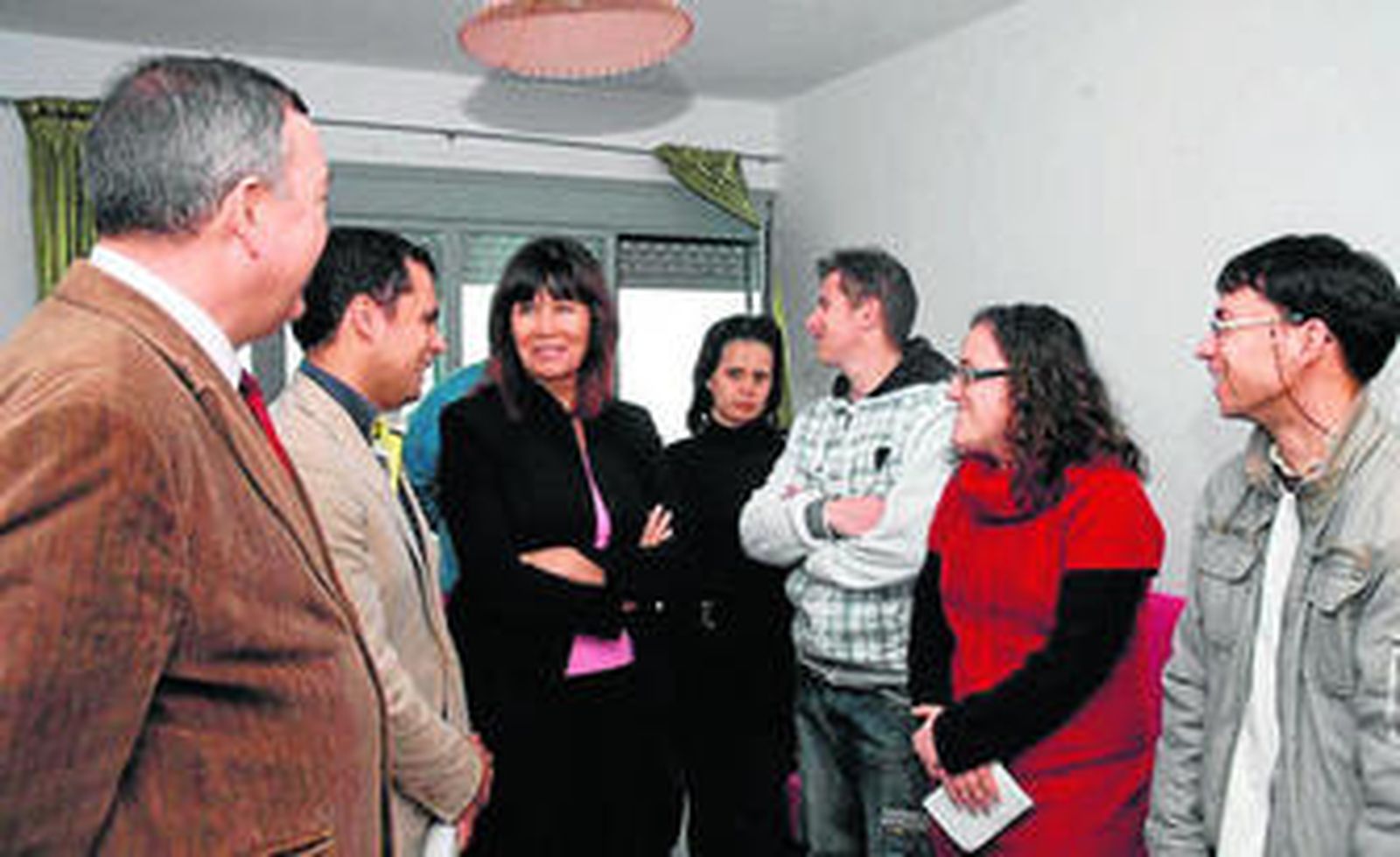 La consejera visitó ayer uno de los dos pisos que la Junta ha preparado para los jóvenes con discapacidad.