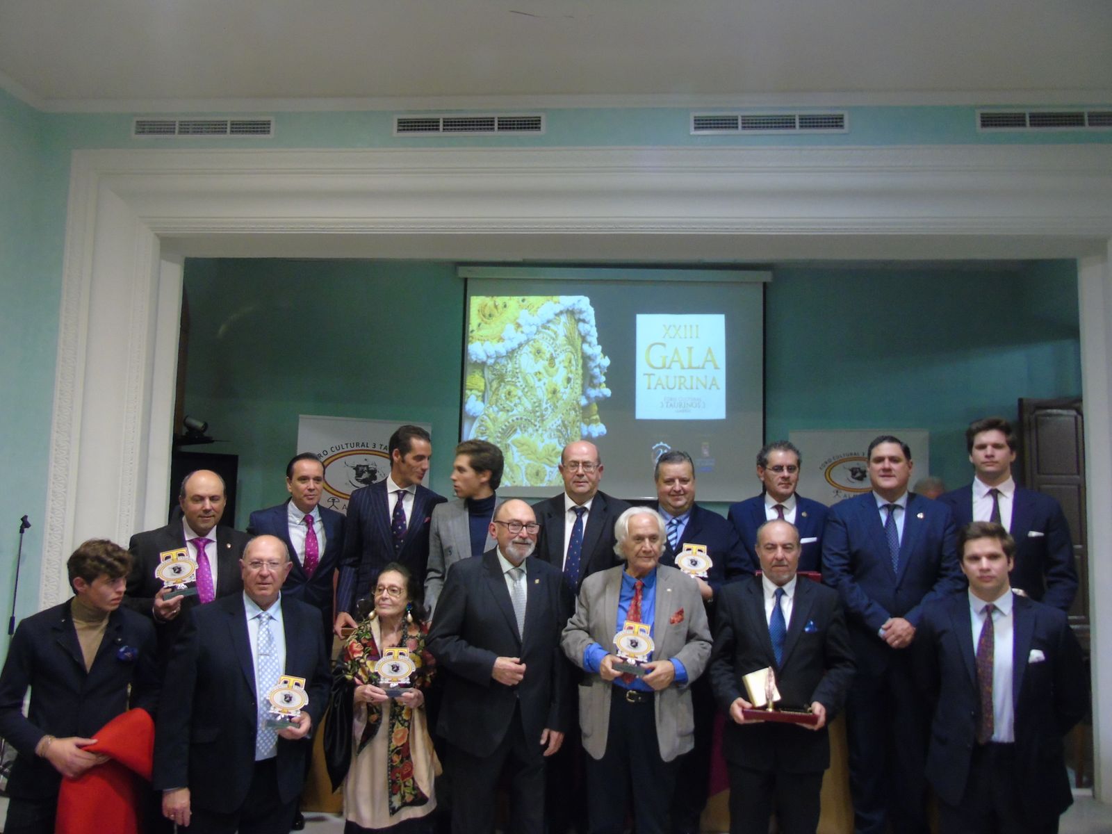 Foto de familia con todos los premiados.