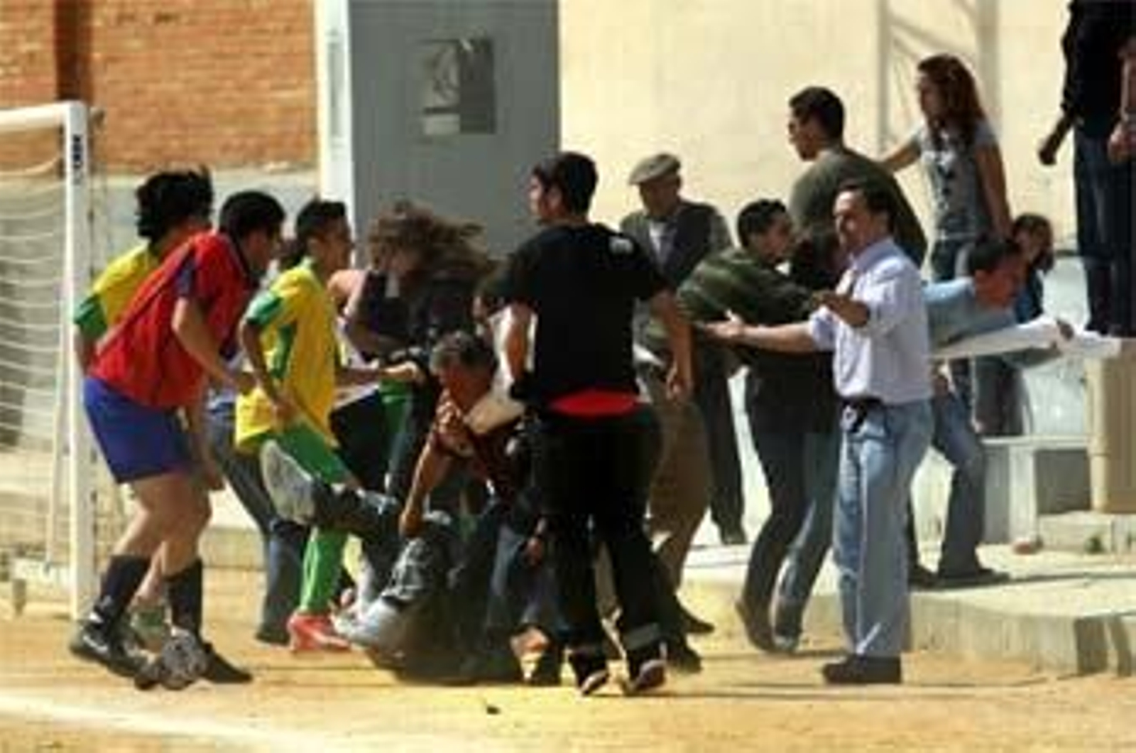 Un partido de fútbol juvenil acaba en batalla campal y con un herido leve