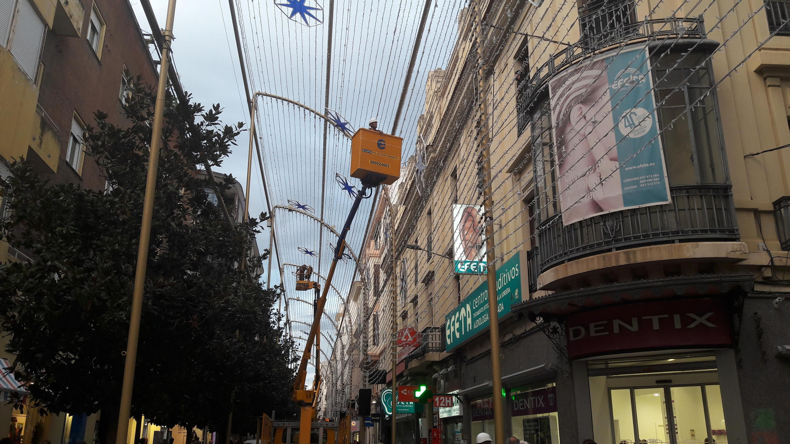 Varias grúas trabajan en el montaje de luz y sonido de Foro Romano.