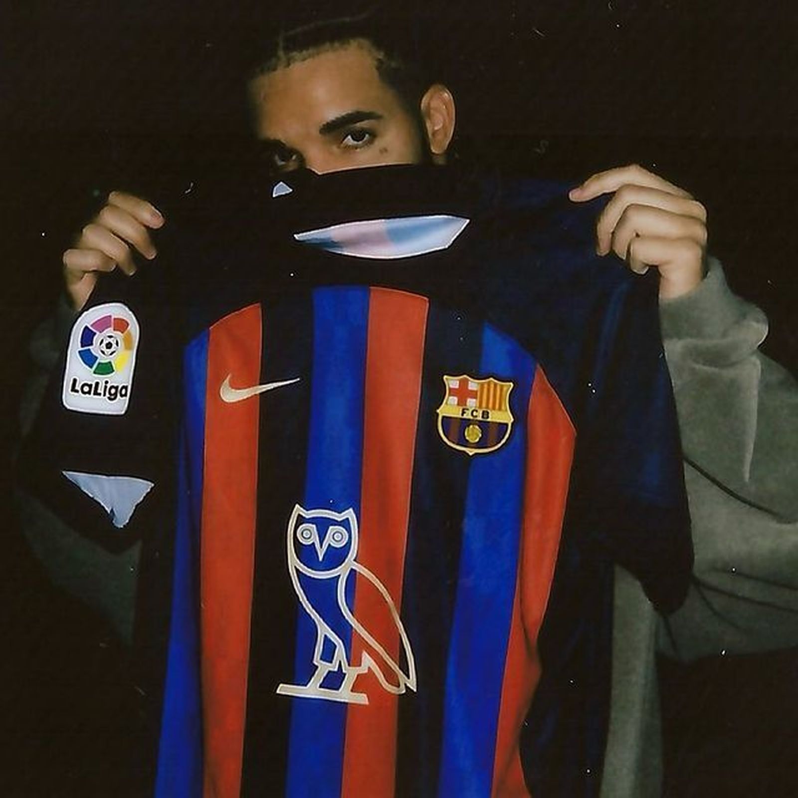 Drake, con la camiseta del Barcelona con su logo.