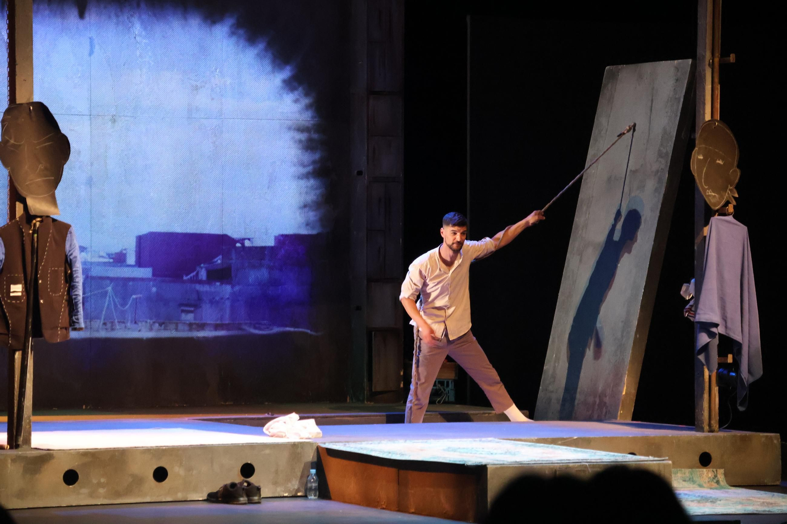 El actor Ahmed Younoussi en la obra ‘14.4’.