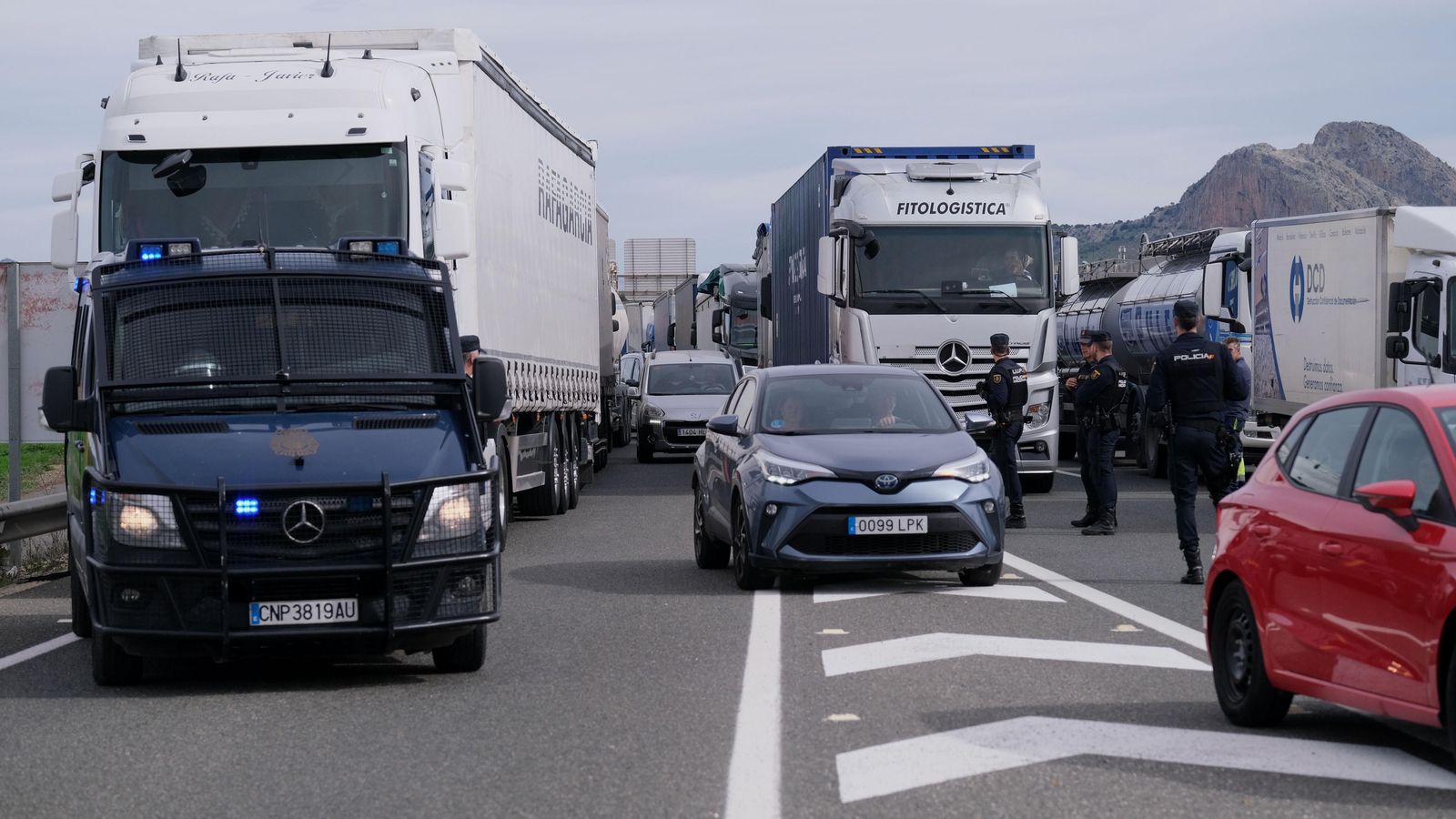 Los agricultores permitieron el paso de los turismos.