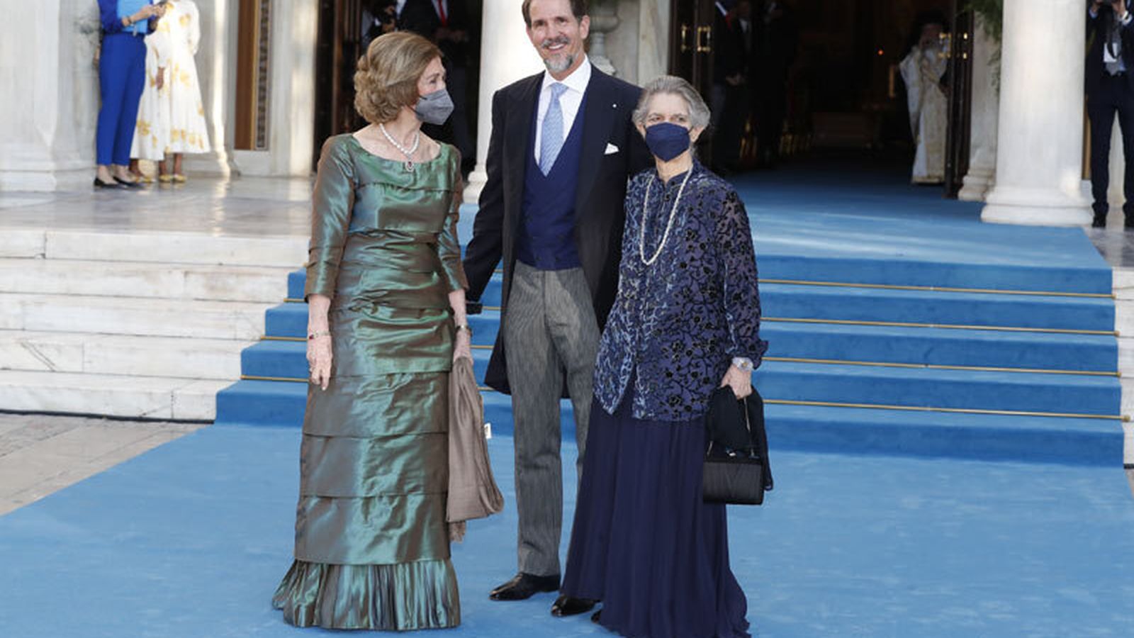La Reina Sofía con su sobrino, Pablo de Grecia, y su hermana Irene, en la boda de Philippos en Atenas.