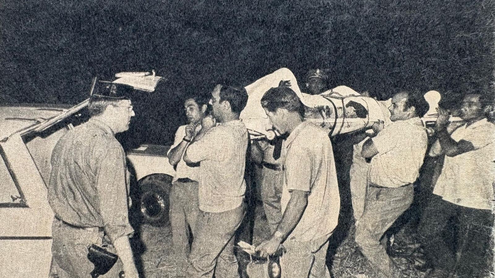 Servicios de emergencias evacúan a un herido.