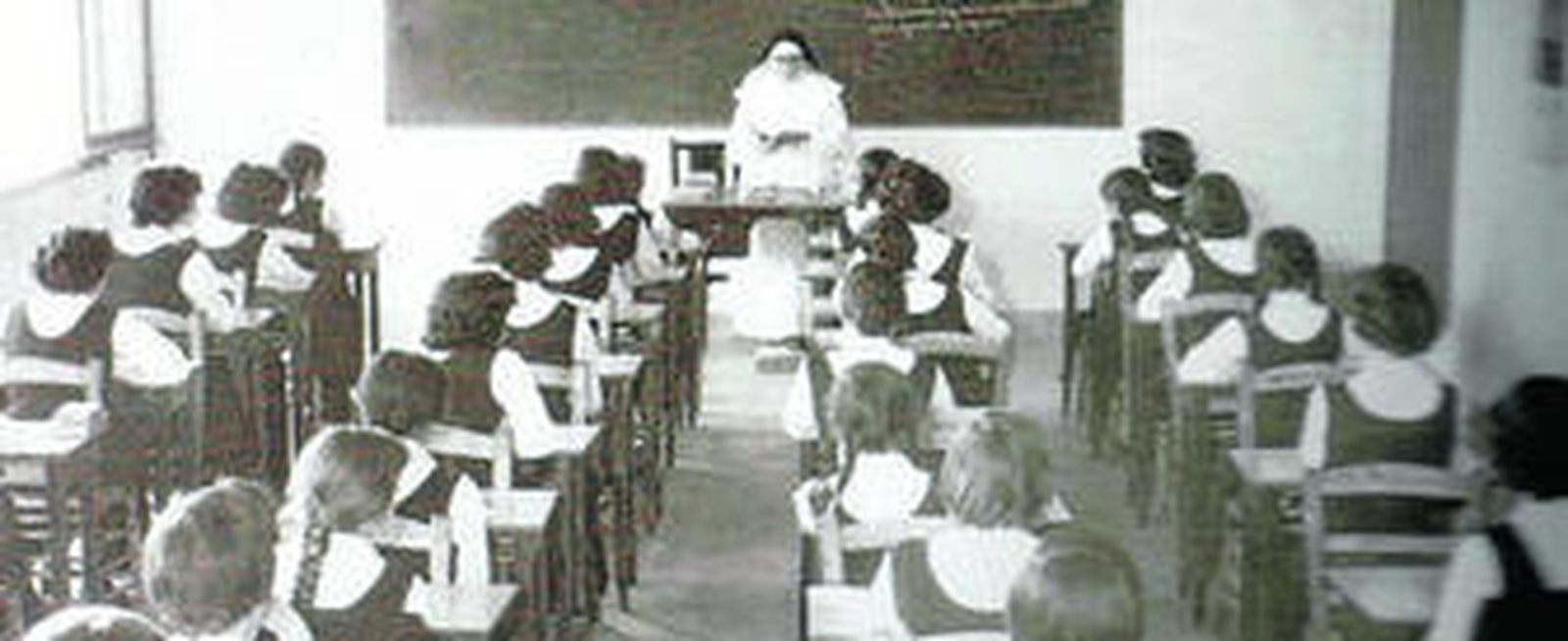 Arriba, clase impartida por Sor Cruz Campos en 1956. Abajo, colegio de Motril en su centenario.