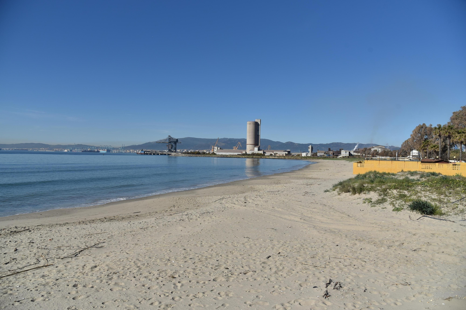 La playa sanroqueña de Guadarranque.