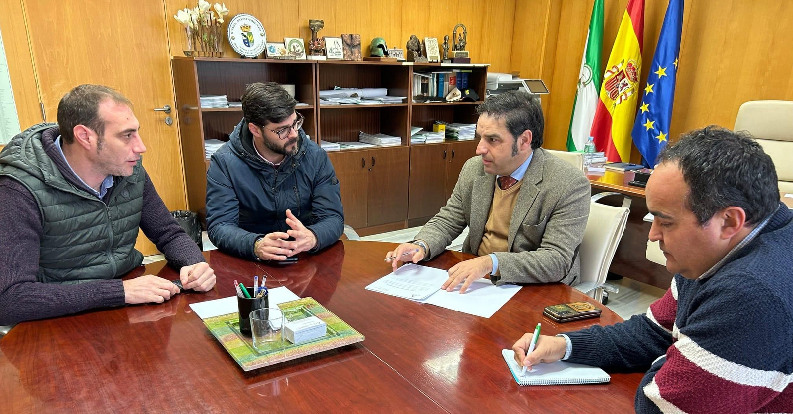 Reunión del delegado Pedro Yórquez con representantes del ayuntamiento de Rociana del Condado. Reunión del delegado Pedro Yórquez con representantes del ayuntamiento de Rociana del Condado.